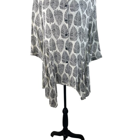 Black & White Leaf Print Button-Down Tunic Top With Asymmetrical Hemline & 3/4 S - Picture 3 of 10